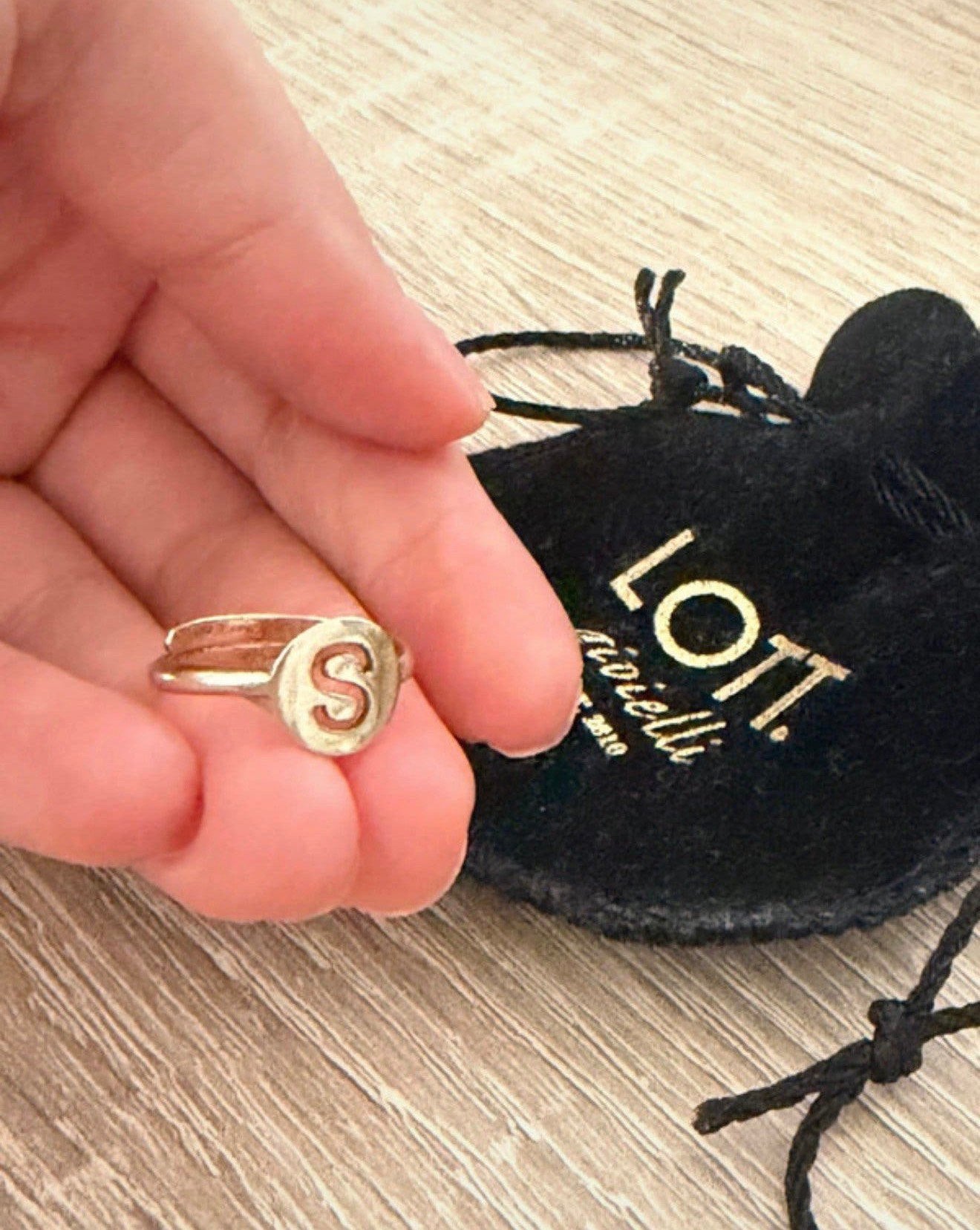 Lott Gioelli ring initial small S goud, Ophalen of Verzenden, Zo goed als nieuw, Overige merken