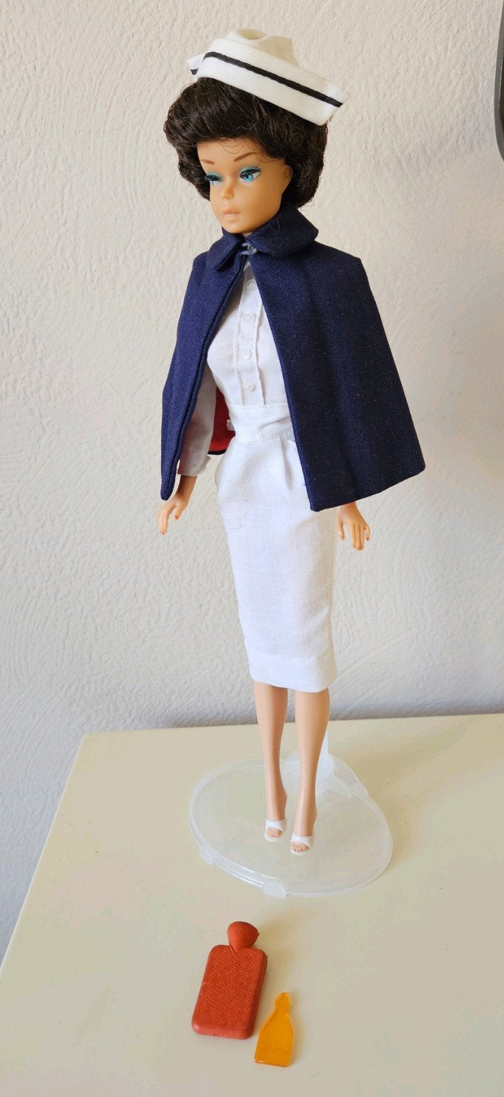 Vintage Barbie pop Bubble Cut outfit Registered Nurse #991, Verzamelen, Poppen, Ophalen of Verzenden, Pop