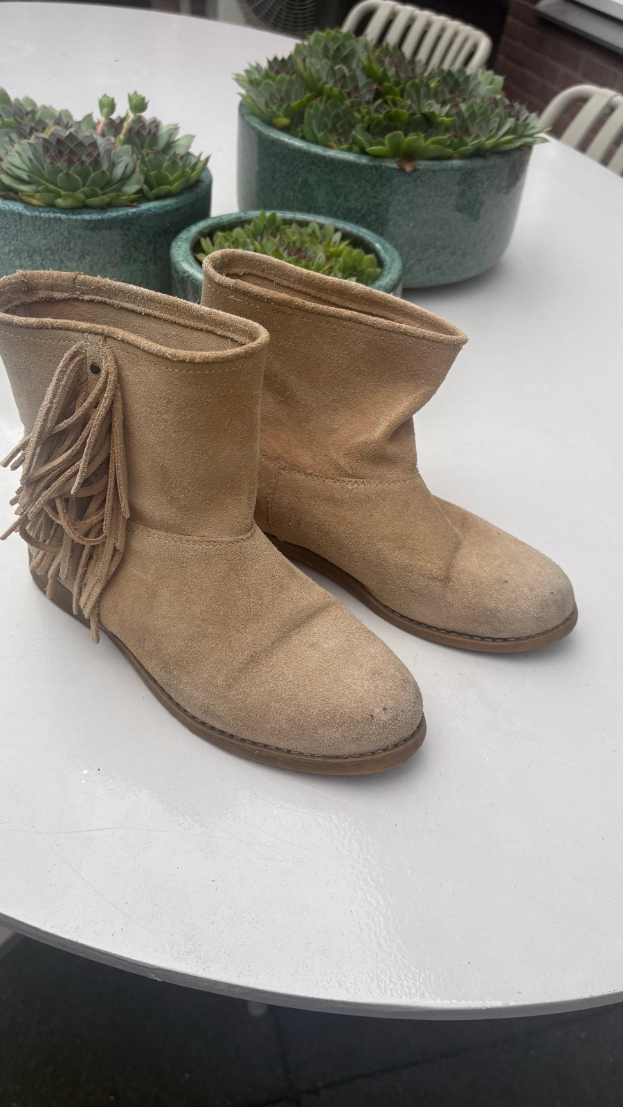 Cha suède laarsjes zo goed als nieuw maat 36, Ophalen of Verzenden, Zo goed als nieuw, Beige, Lage of Enkellaarzen