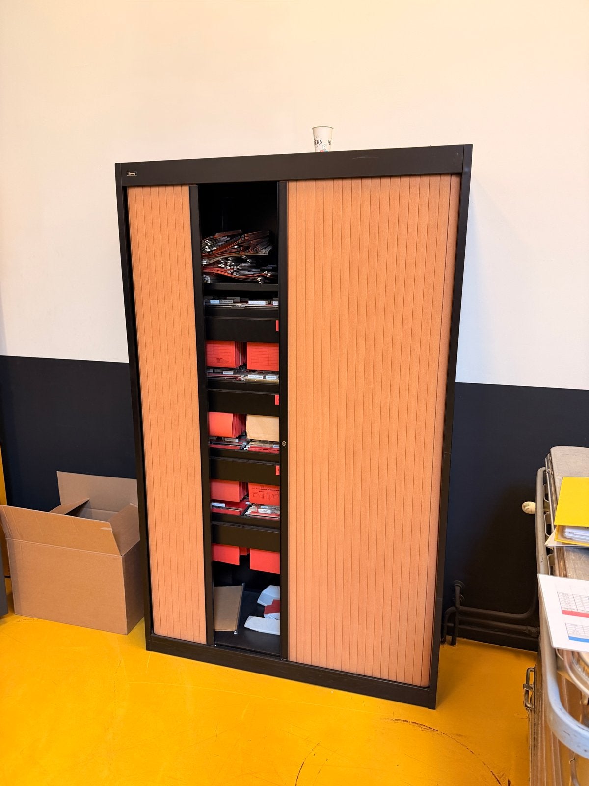 Diverse meubelen: kasten, bureaus, stoelen en beeldschermen, Archief en Opbergen, Ophalen, Gebruikt, Complete inventaris