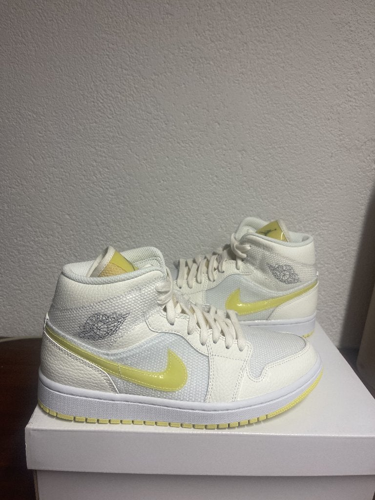 Jordan | Jordan 1 Mid SE Voltage Yellow (W) | Maat EU 40, Geel, Nieuw, Ophalen of Verzenden, Sneakers of Gympen