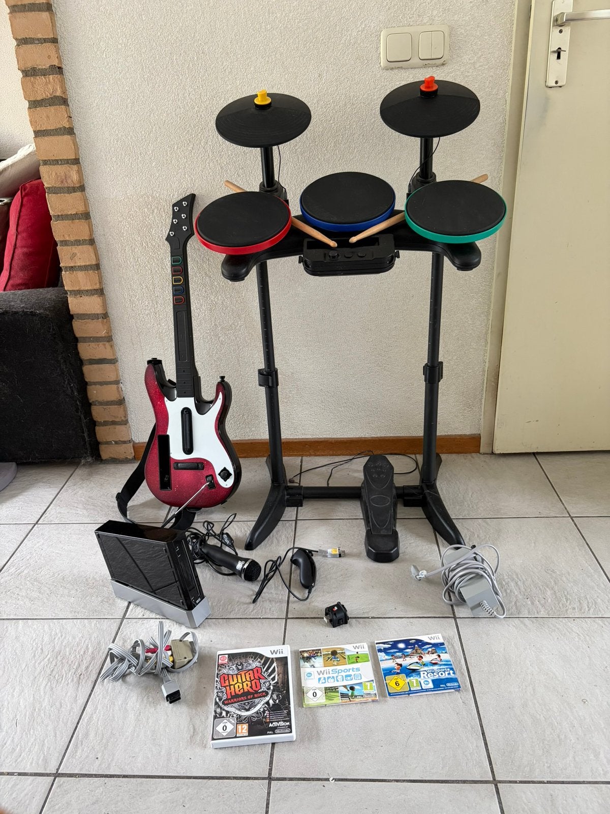 Bieden va €39 en ophalen: Zwarte Wii set met Guitar en drum, Ophalen, Muziek, Gebruikt, 1 speler