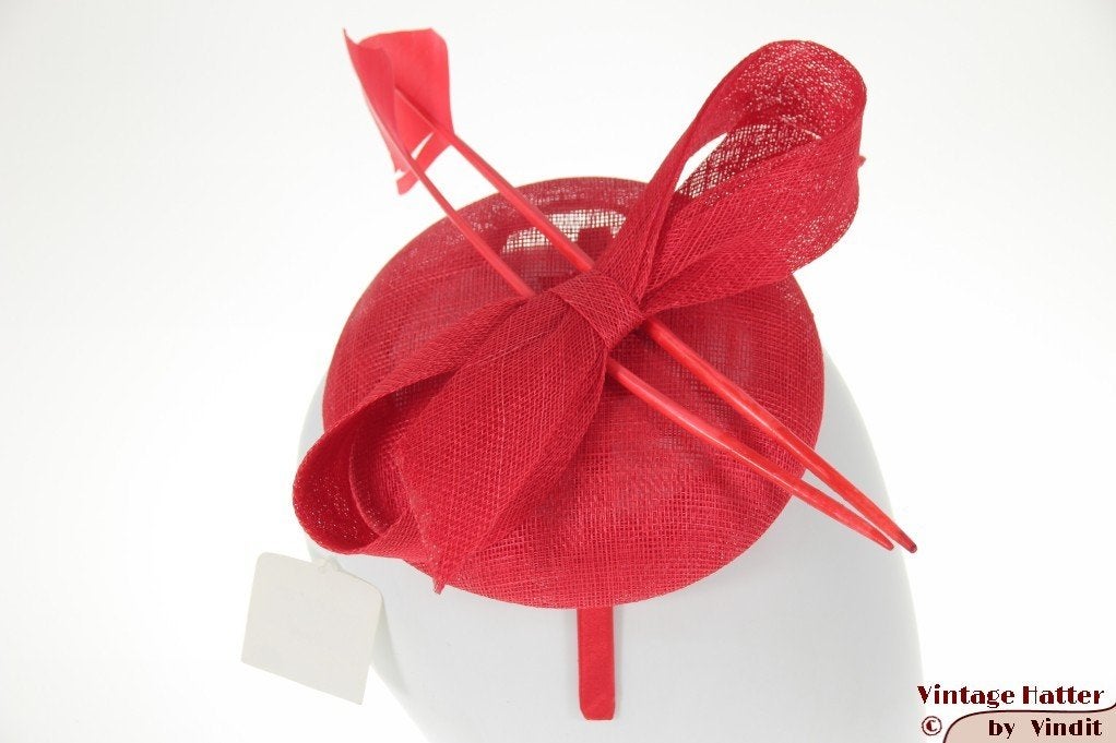 Disc Fascinator rood sisal sinamay met 2 veren nieuw 1 size, Ophalen of Verzenden, Nieuw, One size fits all, Hoed