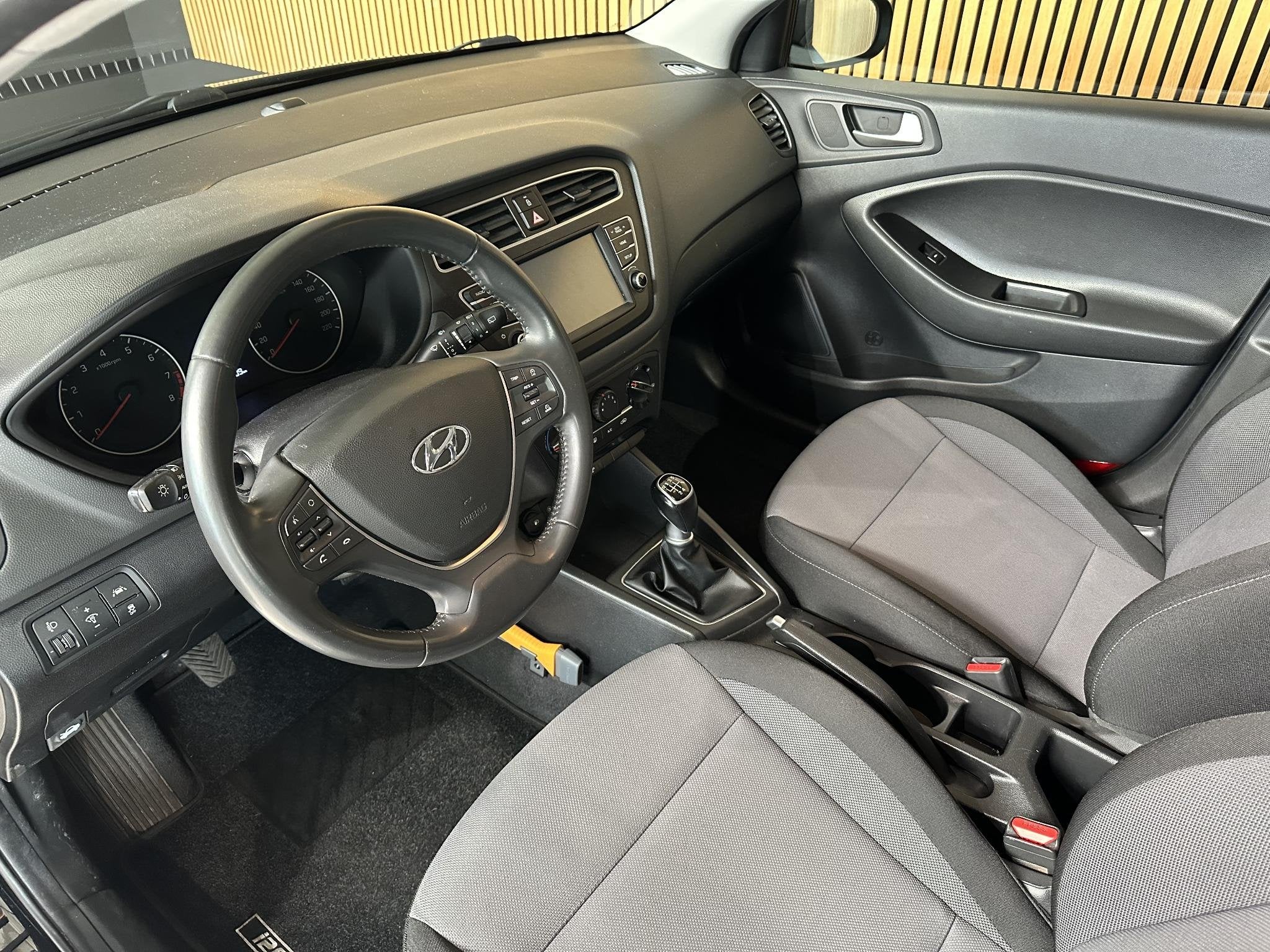 Hyundai i20 1.0 T-GDI i-Motion NL auto | Trekaak | Carplay |, Auto's, Voorwielaandrijving, Gebruikt, Euro 6, Zwart