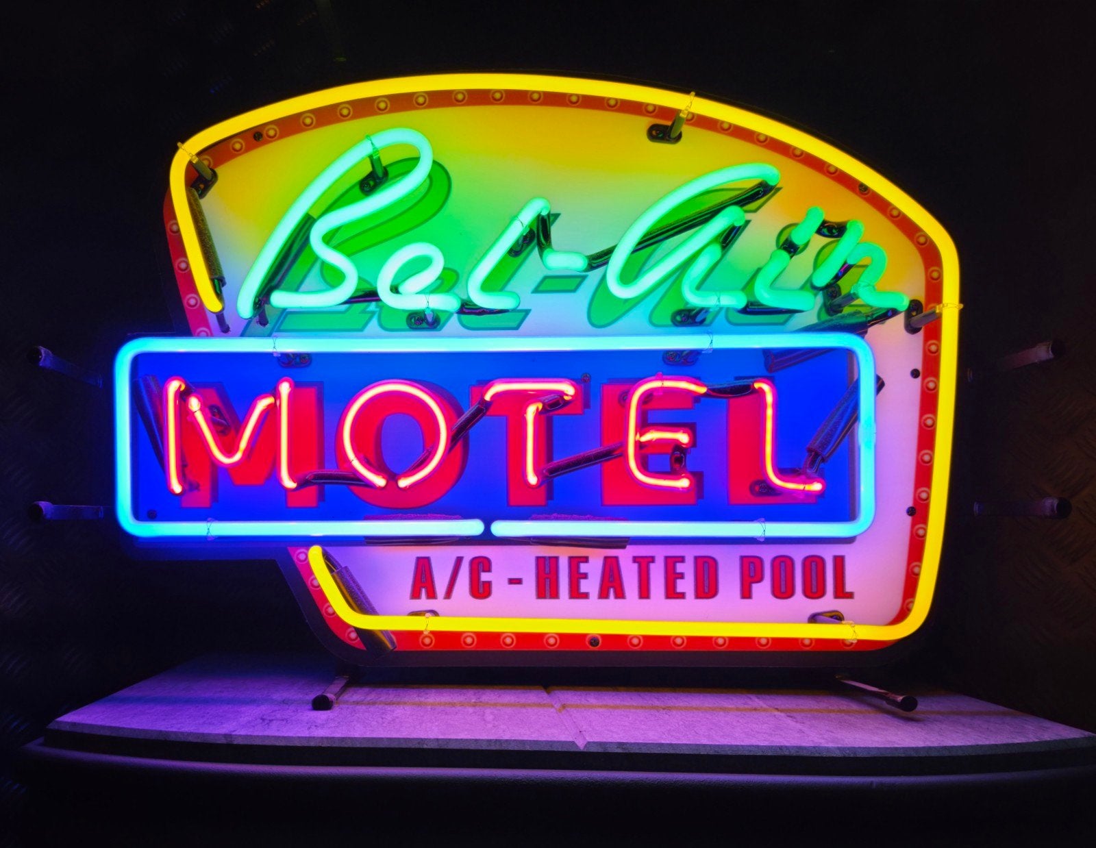 FIFTIES SIXTIES NEONVERLICHTING BEL AIR MOTEL +  ACHTERPLAAT, Ophalen, Zo goed als nieuw