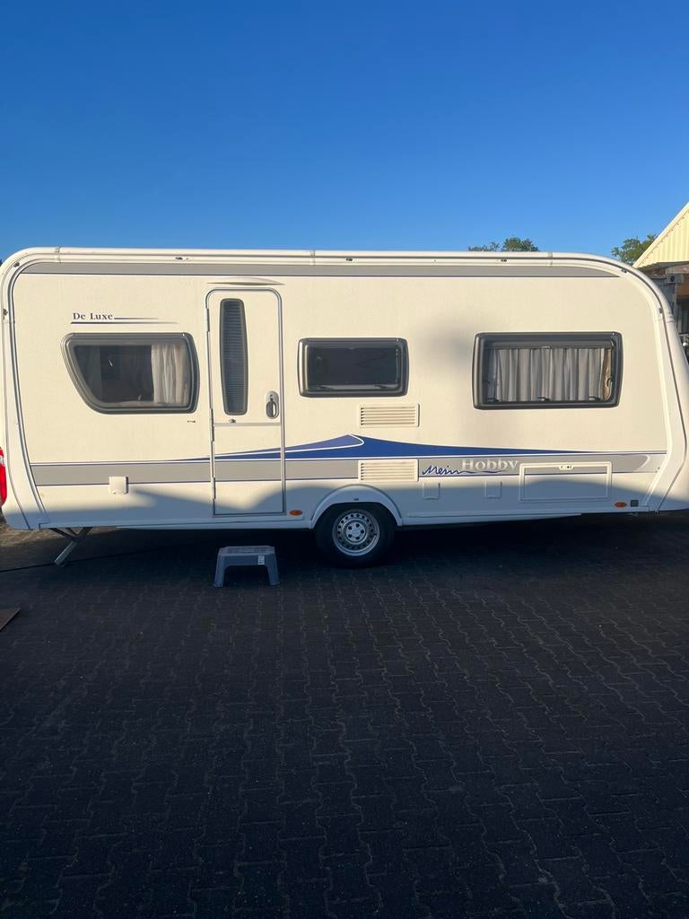 Als nieuw! Hobby 495 Ul, enkele bedden. Voortent! Bovag 2026, Caravans en Kamperen, Caravans, Rondzit, Hobby, Bedrijf, Schokbreker