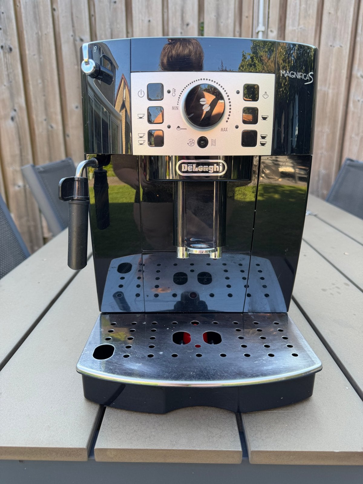 De'Longhi Magnifica S volautomatische koffiemachine, Witgoed en Apparatuur, Koffiezetapparaten, Gebruikt, Koffiebonen, Koffiemachine