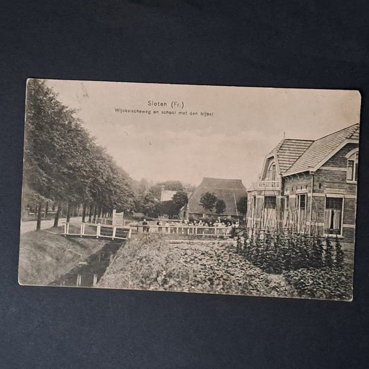 Sloten Friesland Wijckelscheweg met School met den Bijbel, Ophalen of Verzenden, 1920 tot 1940, Gelopen, Friesland