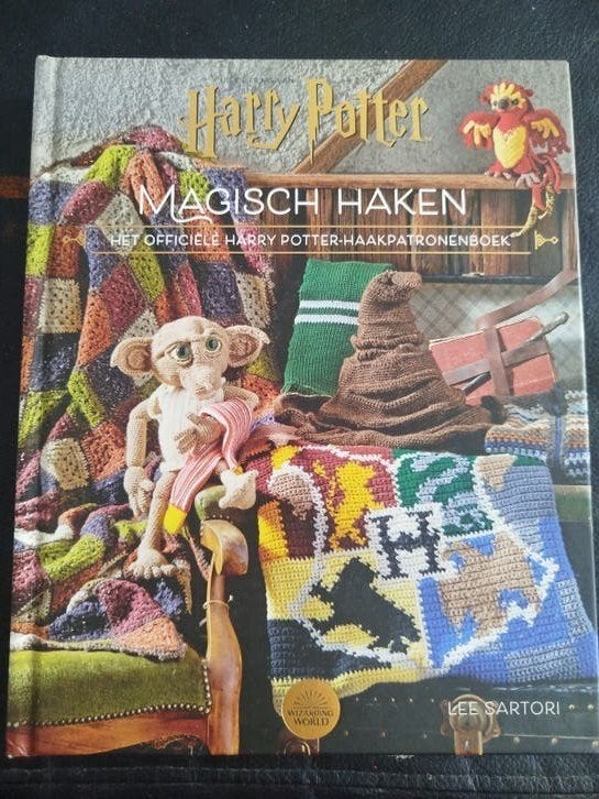 HARRY POTTER MAGISCHE HAKEN HARDCOVER HAAKPATRONENBOEK, Verzamelen, Ophalen of Verzenden, Zo goed als nieuw, Boek of Poster