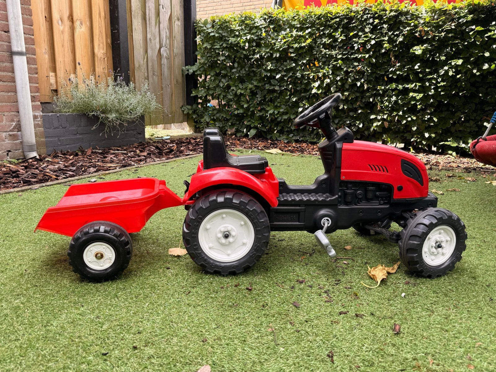 Rode traptractor met aanhanger - Zo goed als nieuw, Ophalen, Zo goed als nieuw, Trapvoertuig