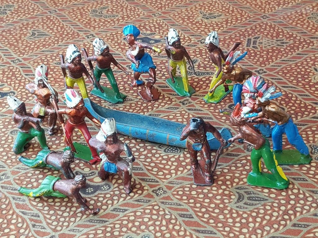 16 Indianen met kano mooi oud speelgoed uit Engeland van tin, Ophalen of Verzenden