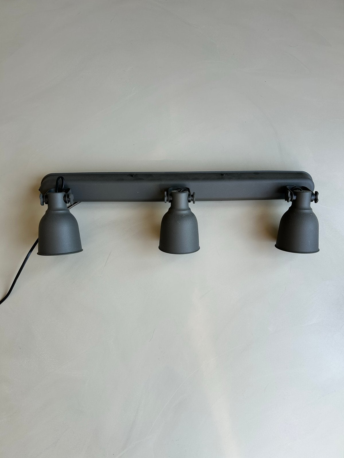 4x IKEA Hektar Plafondspot/Wandspot met 3 spots, donkergrijs, Verstelbaar, Ophalen of Verzenden, Zo goed als nieuw, Metaal