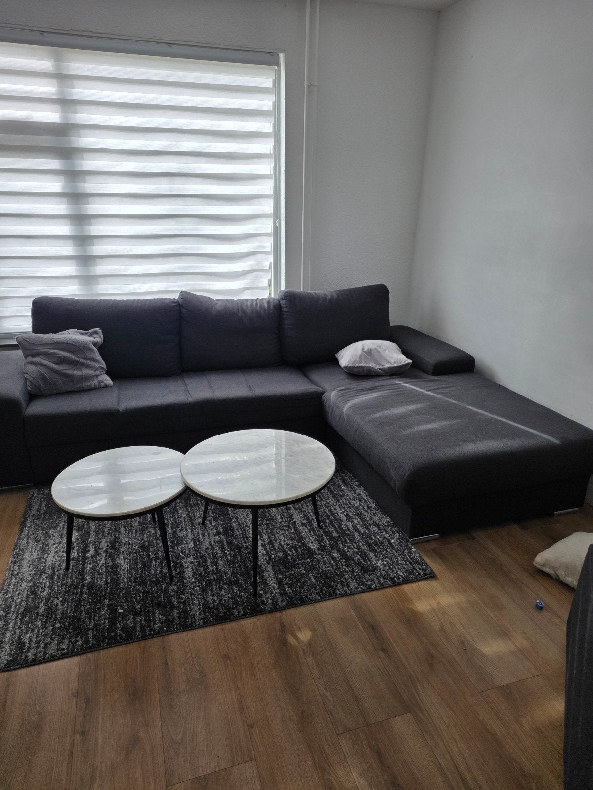 Gratis Grijze hoekbank met chaise longue en poef, Ophalen, 250 tot 300 cm, Gebruikt, Hoekbank