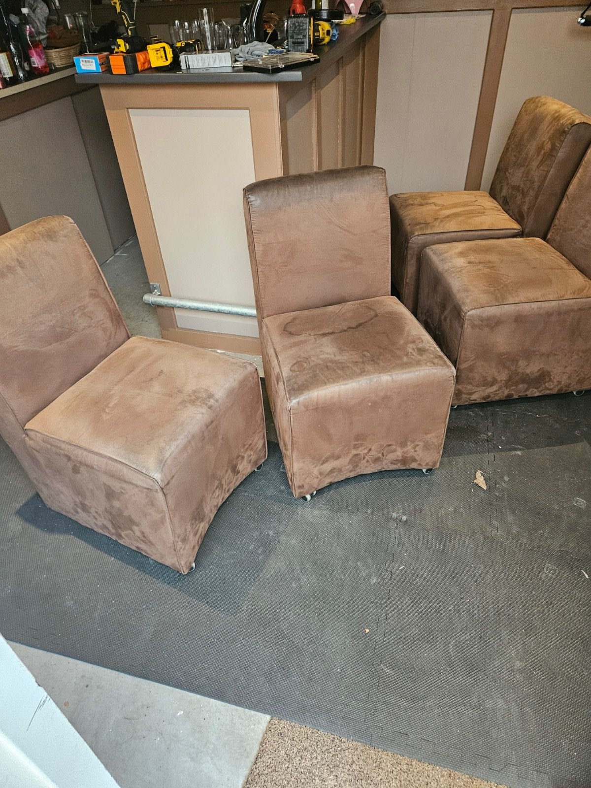Set van 4 bruine stoelen op wieltjes - Gebruikt, Gebruikt, Bruin, Eenvoudig, functioneel, Ophalen of Verzenden