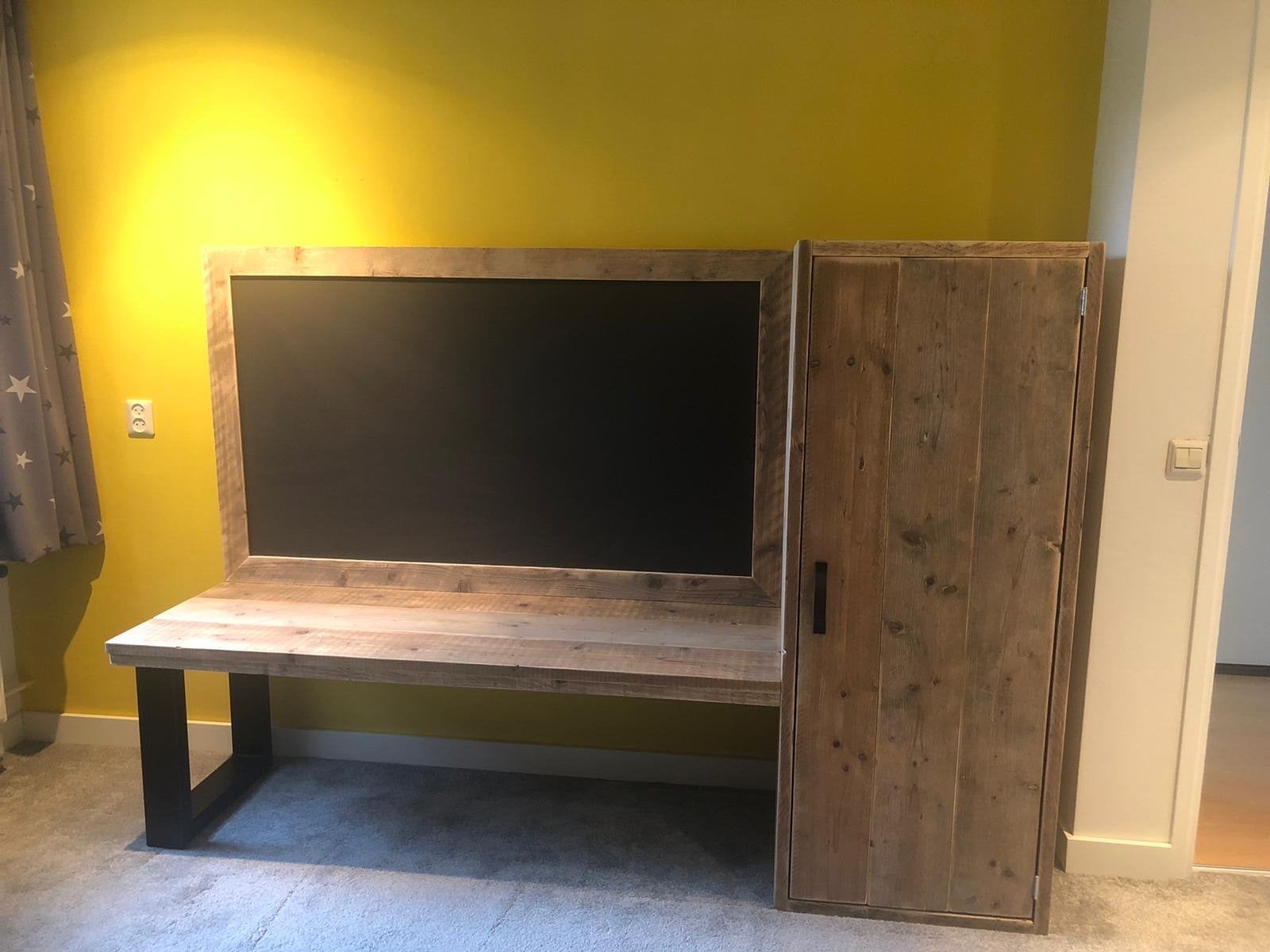 Steigerhouten bureau met schoolbord en kast van Houttwist, Ophalen, Opbergruimte, Gebruikt, Hout