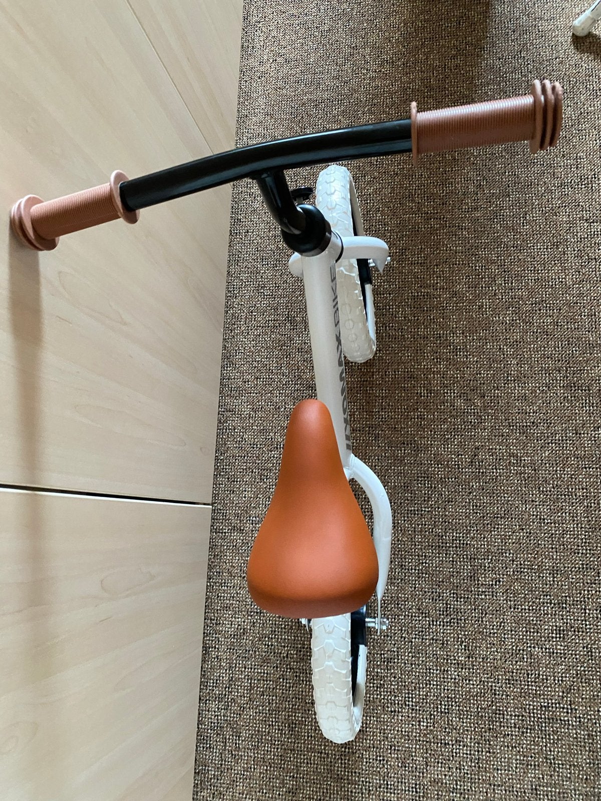 Foto 3 van Nieuwe witte loopfiets - Zadelhoogte max 38 cm
