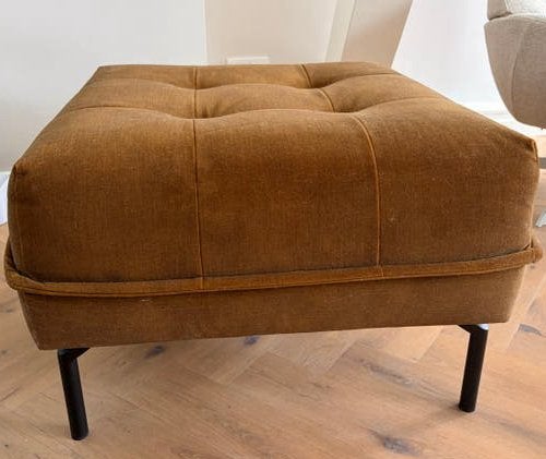 Bruine/oker poef / hocker met zwarte metalen poten, Ophalen, Zo goed als nieuw, Stof, 50 tot 75 cm