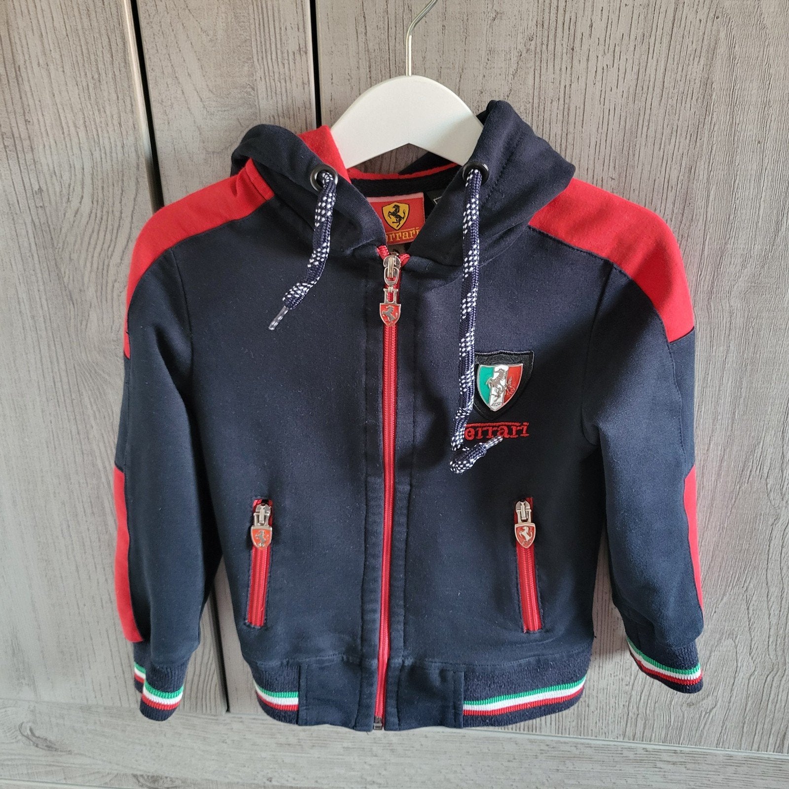 Gaaf vest Ferrari donkerblauw maat 98, Gebruikt, Trui of Vest, Ophalen of Verzenden, Jongen