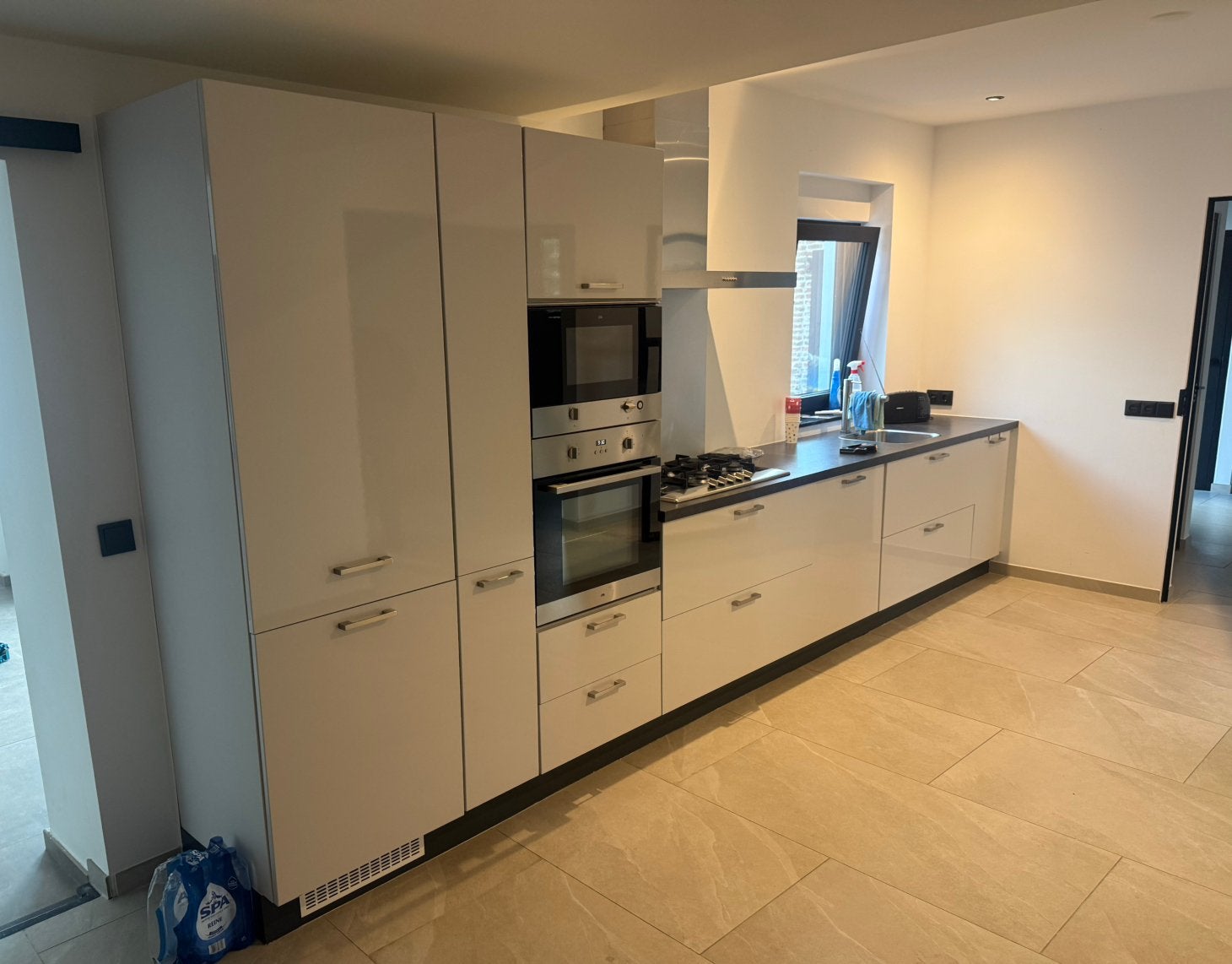 Moderne keuken met ETNA apparatuur, Ophalen, Wit, Enkelwandige keuken, Kunststof