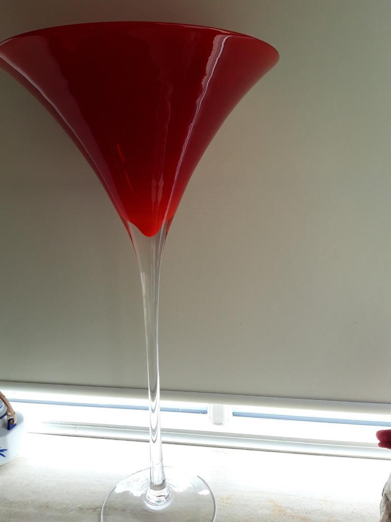 Unieke grote rode vaas - Martini glas design, Antiek en Kunst, Antiek | Vazen, Ophalen
