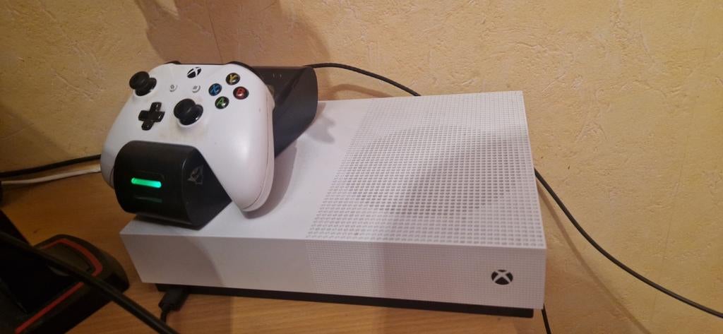 Xbox 1 S 1tb Digital + wireless controller + Charge Station, Ophalen, Gebruikt, 1 TB, Met 1 controller