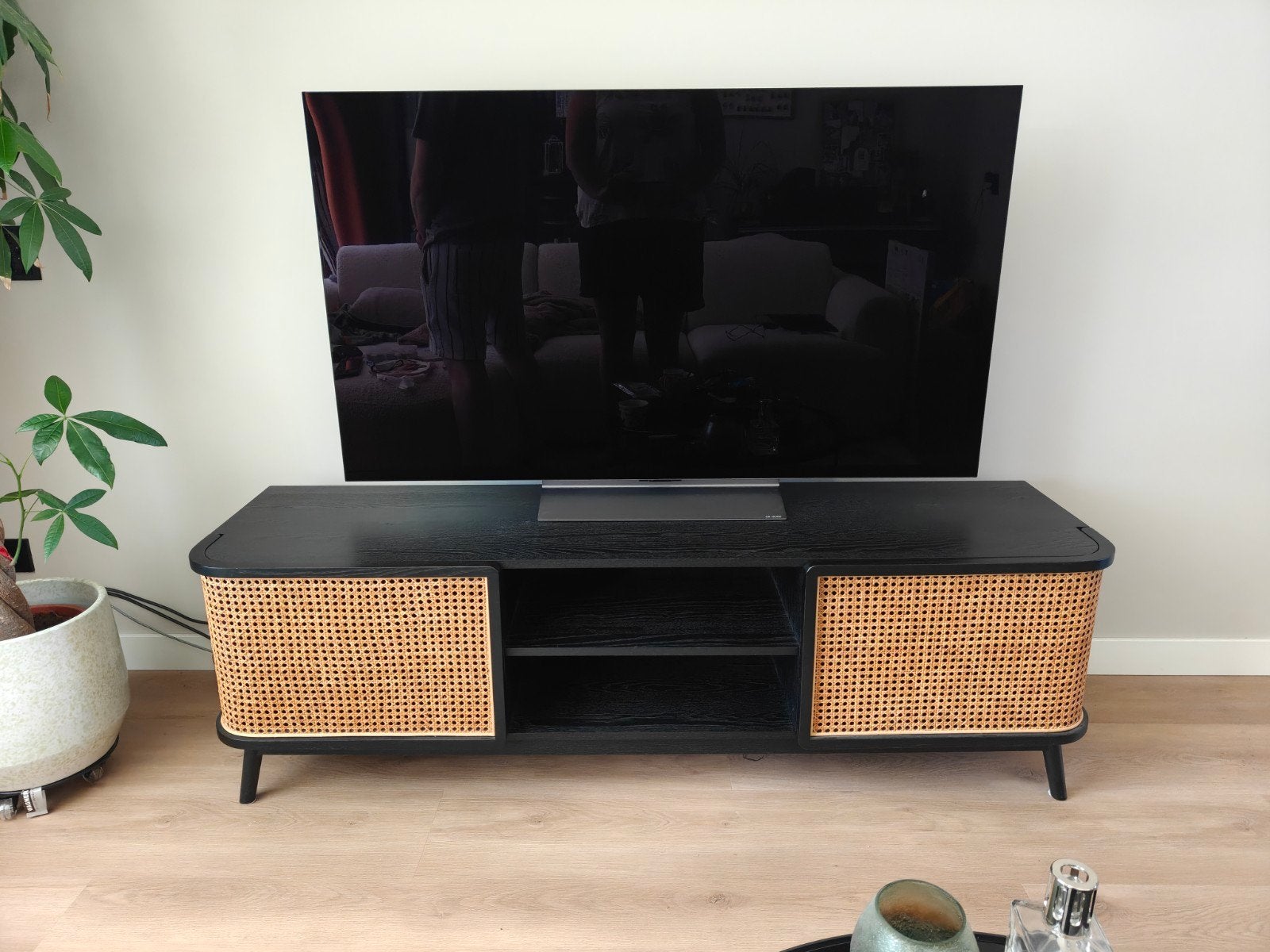 Zwart TV-meubel met rotan deuren, Huis en Inrichting, Ophalen, Overige materialen, 150 tot 200 cm, Zo goed als nieuw