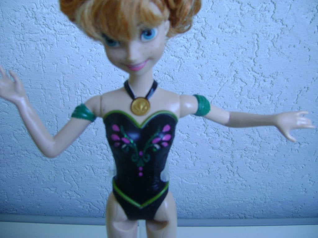 anna frozen barbie pop met ketting vaste kleding en laarzen, Ophalen of Verzenden, Zo goed als nieuw, Barbie