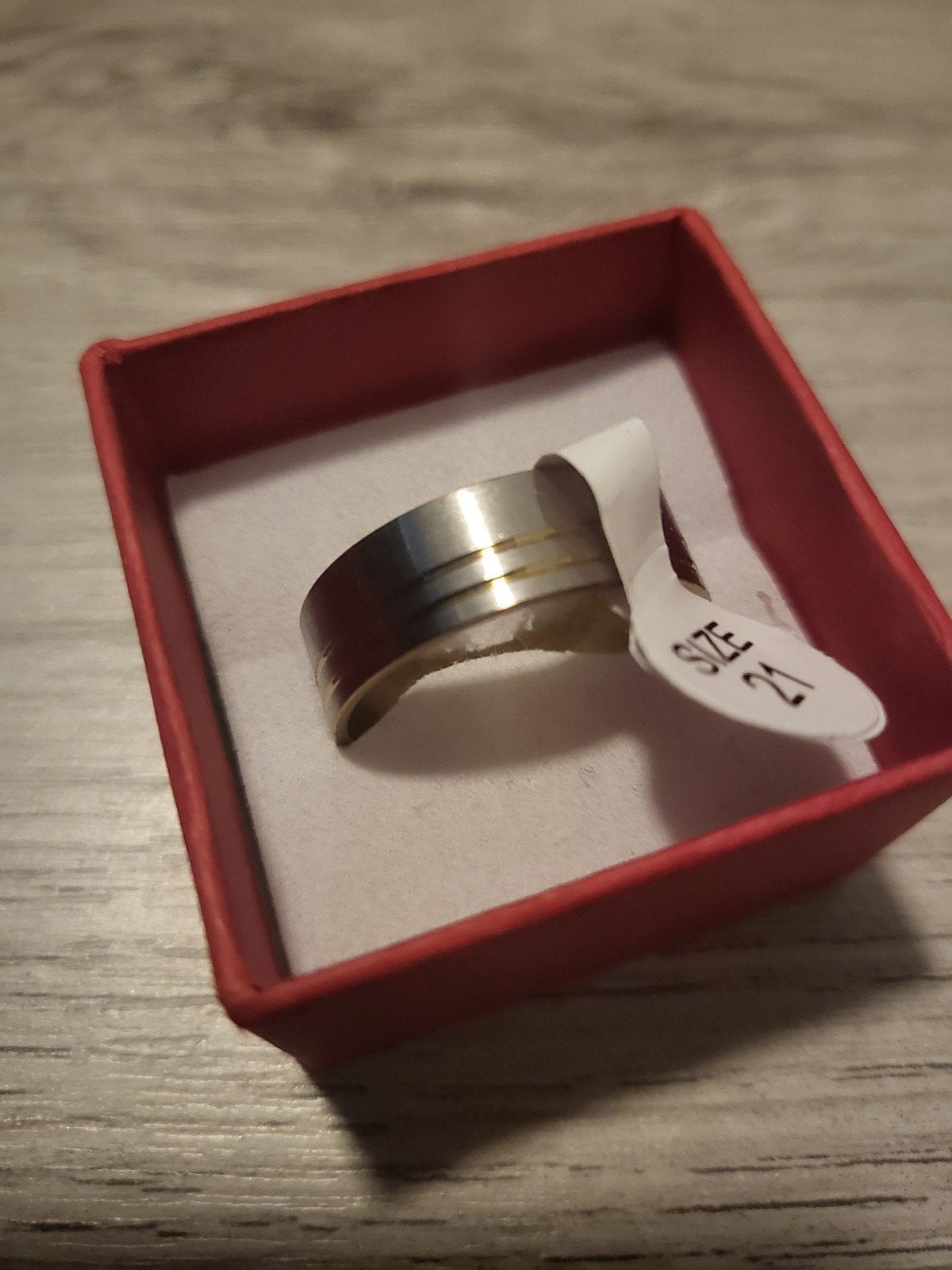 Nieuwe ring, maat 21, zilverkleurig met gouden accenten, 20 of groter, IJzer of Staal, Nieuw, Ophalen of Verzenden
