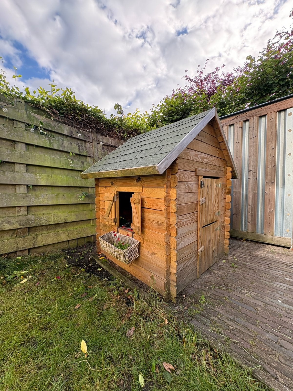 Gezellig houten speelhuisje, Ophalen, Zo goed als nieuw, Hout