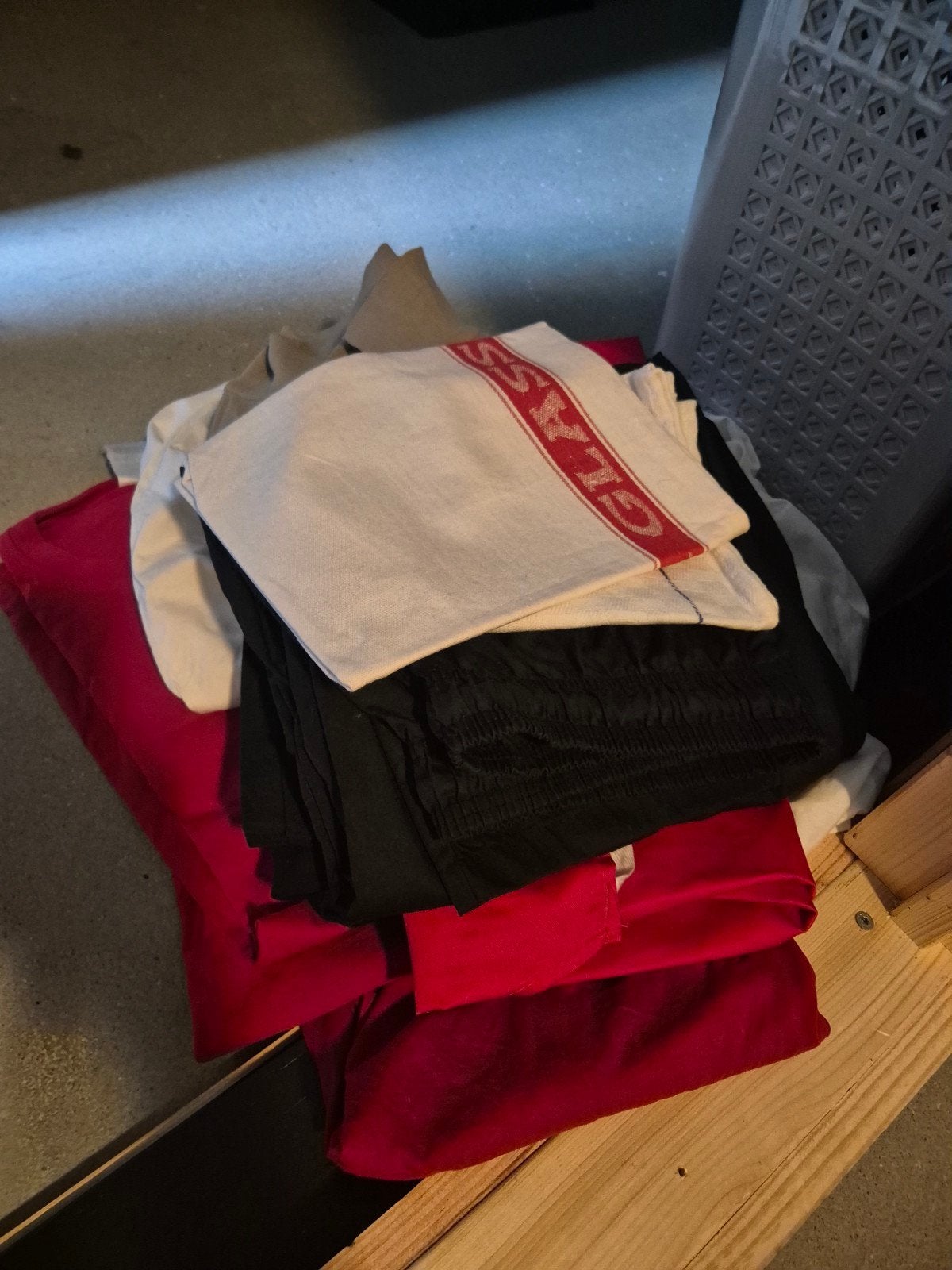 rooi pannen kleding gratis, Ophalen, Zo goed als nieuw