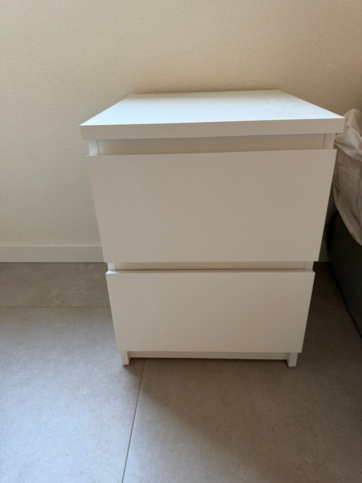 Malm nachtkastje, Huis en Inrichting, Ophalen, Zo goed als nieuw