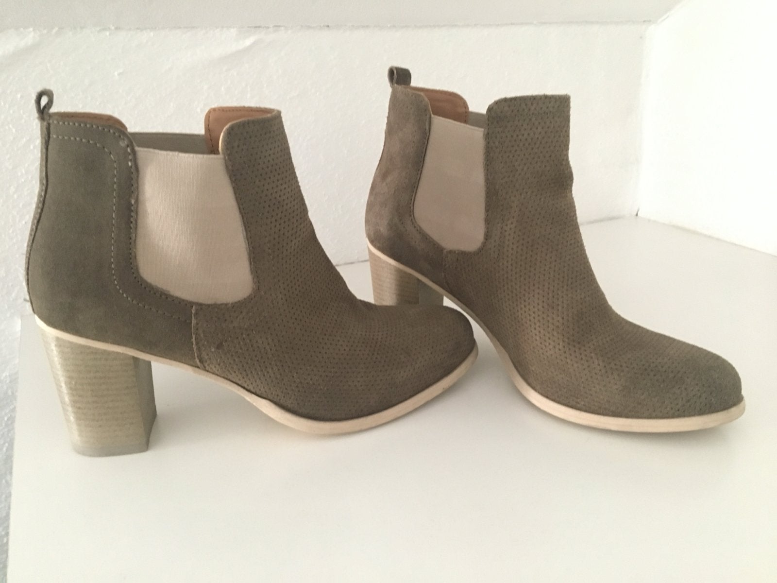 Mégio nubuck enkellaarsjes beige/taupe maat 39, Kleding | Dames, Beige, Lage of Enkellaarzen, Ophalen of Verzenden, Zo goed als nieuw