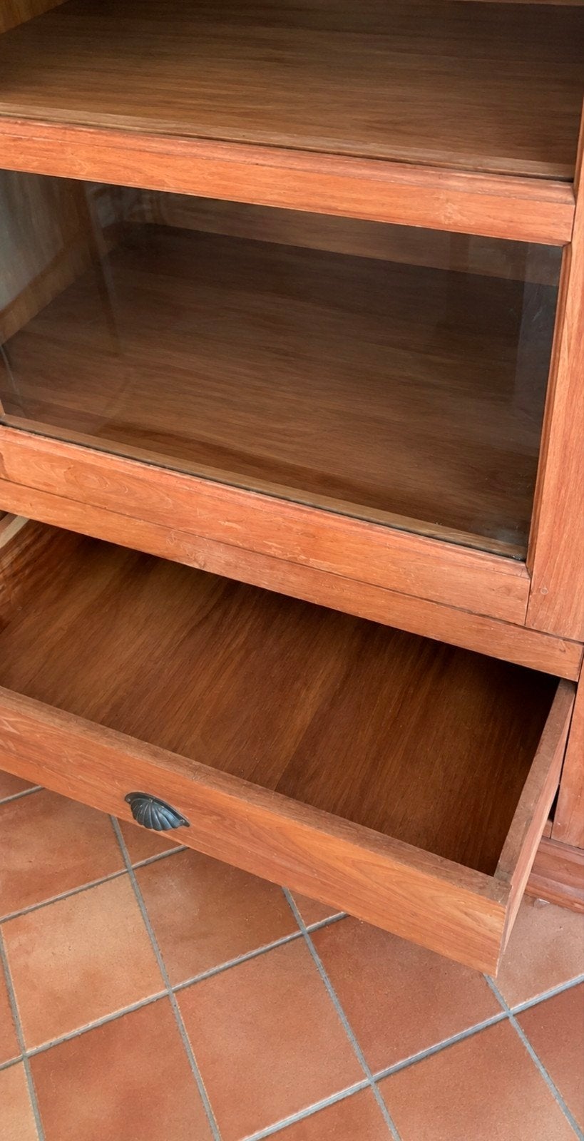 teakhouten vitrinekast met glazen deur en lade, Ophalen, Gebruikt, Met deur(en), Glas