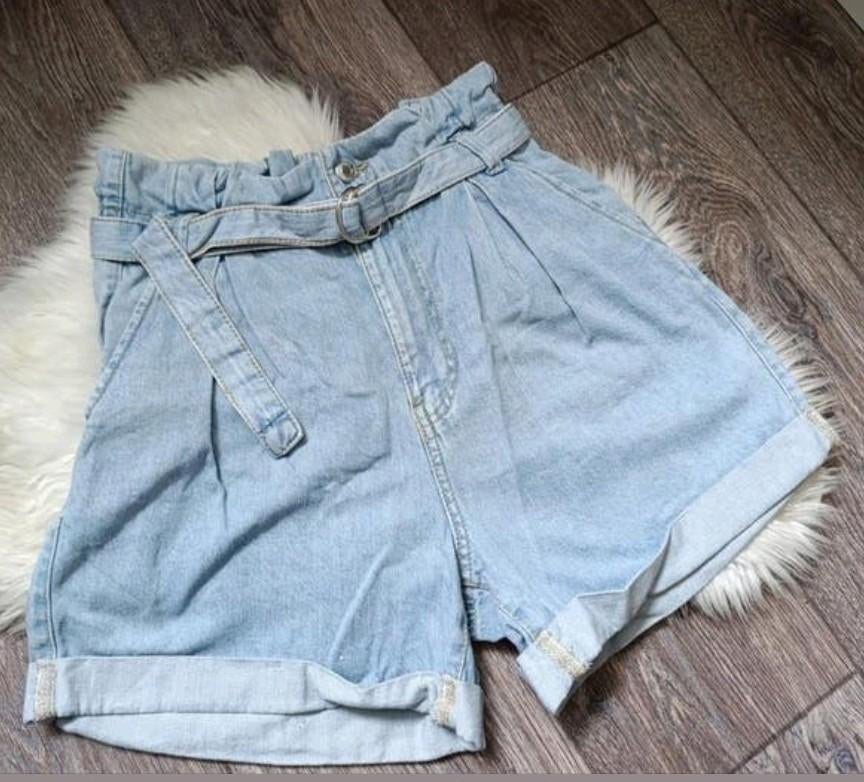 Lichtblauwe denim shorts met hoge taille en ceintuur, maat S, Kleding | Dames, Broeken en Pantalons, Kort, Blauw, Zo goed als nieuw