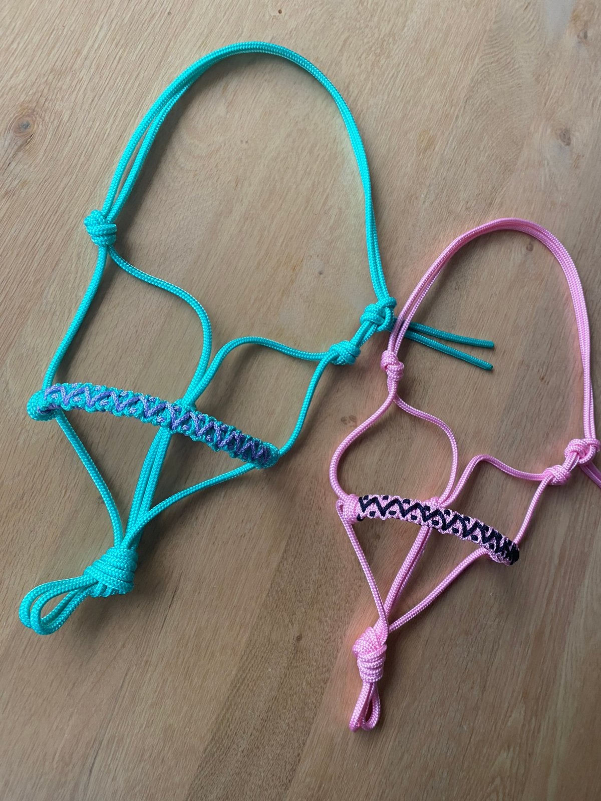 Nieuw: 2x touwhalster shet. Mintgroen/lila & Babyroze/zwart, Shetlander, Handgemaakt, Recreatie, Nieuw