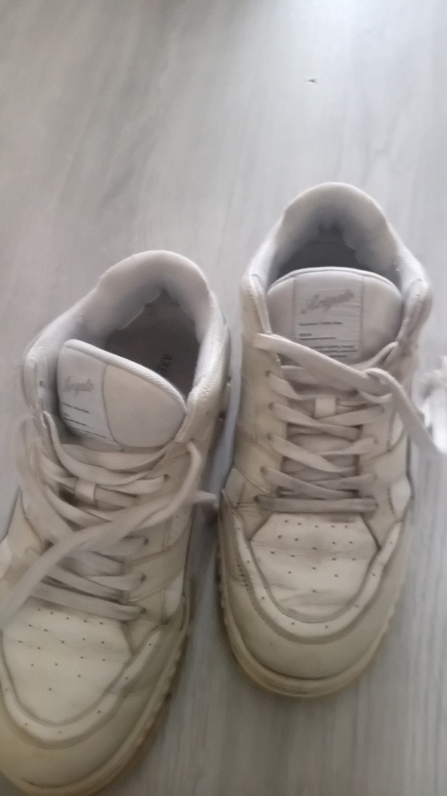 off white 2paar mt 42  en 1paar axel arigato mt 42.    biede, Ophalen of Verzenden, Gedragen, Off-White