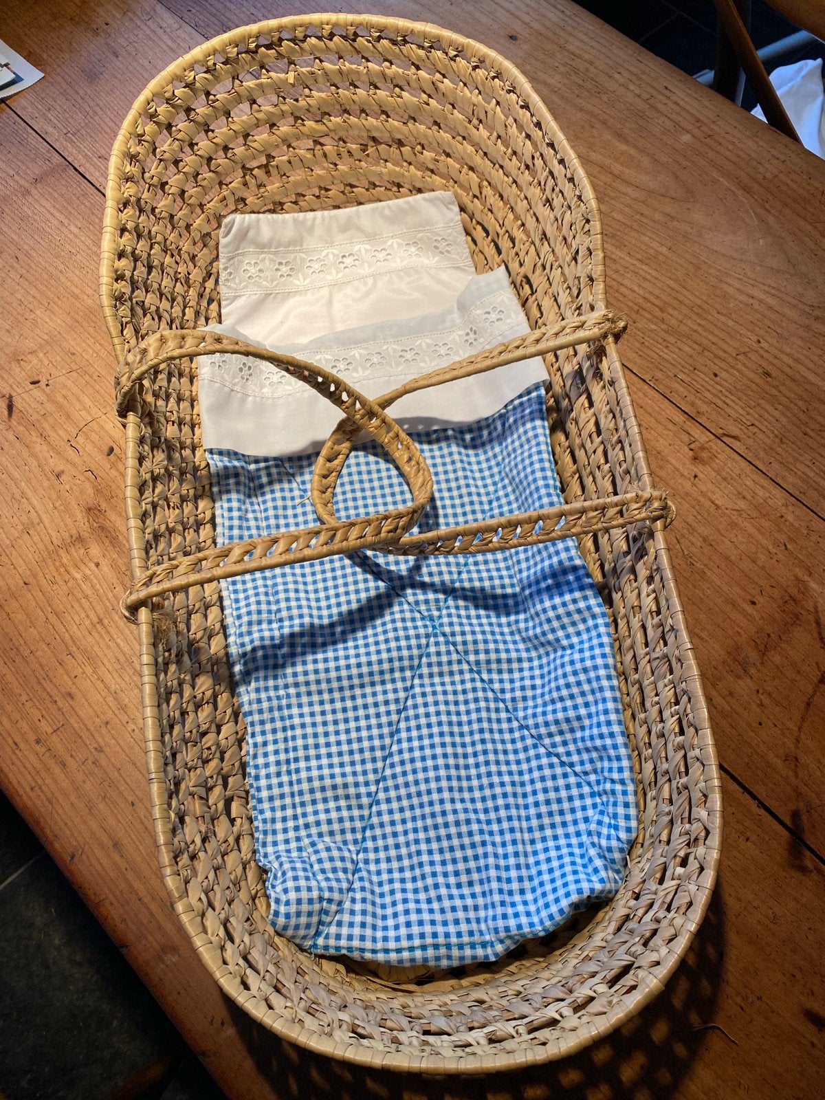 Vintage rieten poppenmand met bekleding en eventueel pop, Ophalen of Verzenden, Zo goed als nieuw, Wieg