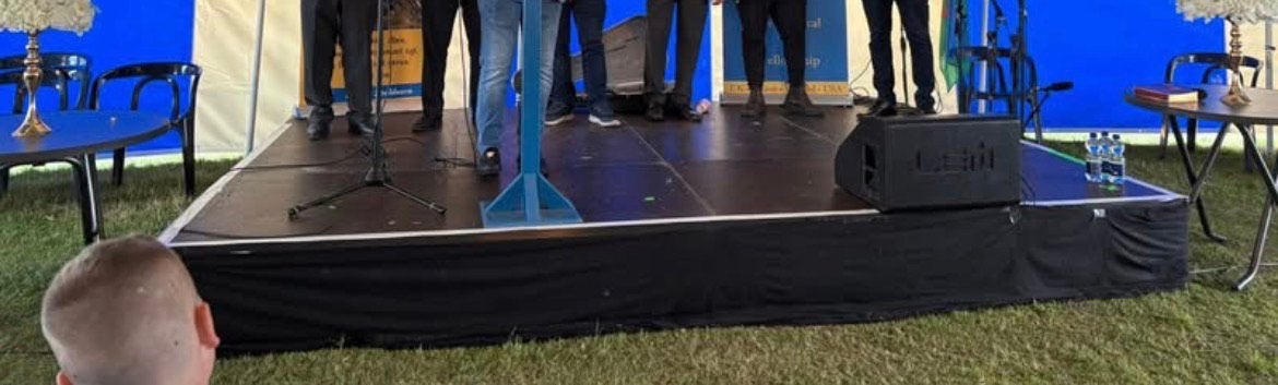 gegalvaniseerd podium met houten bovenkant', Ophalen