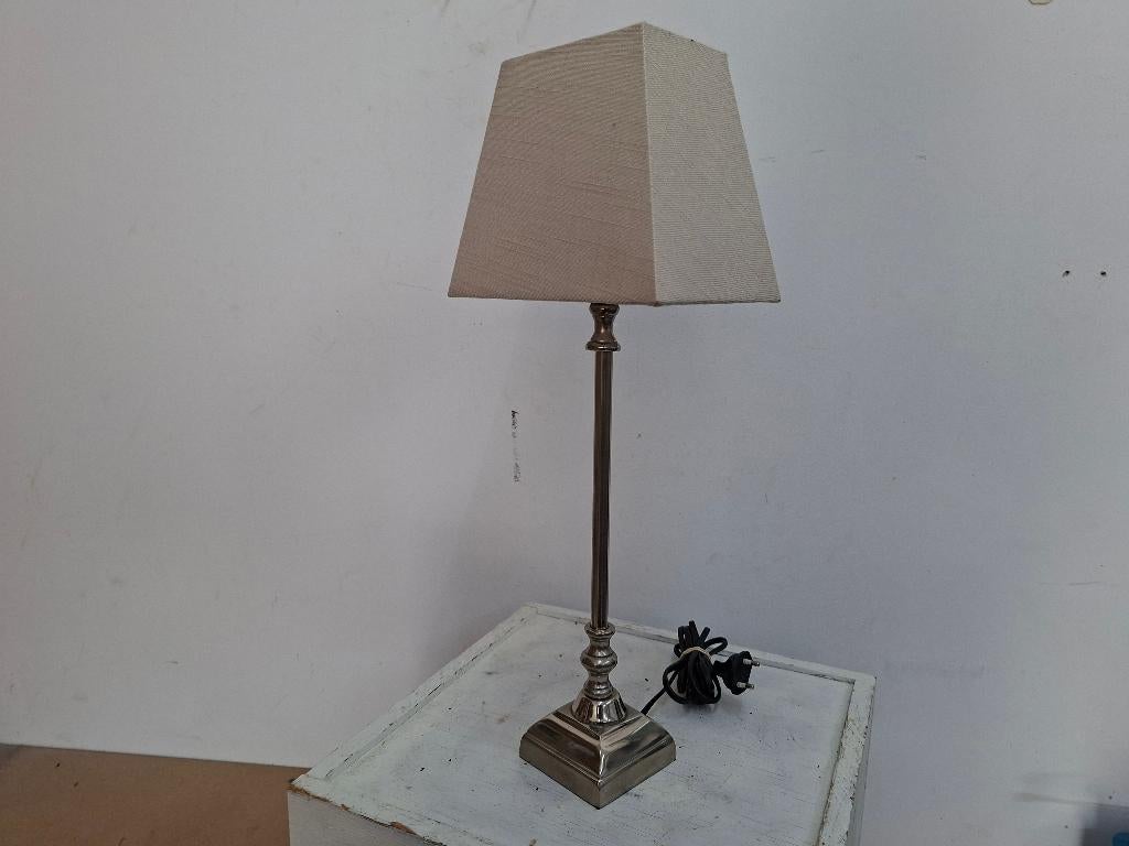 mooie design tafel chroom vierkanten voet wit ecru kap, Ophalen of Verzenden, Zo goed als nieuw, E27 (groot), Led-lamp
