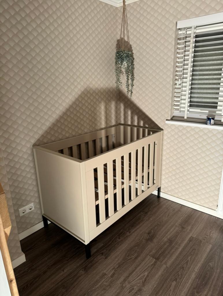 Kinderkamer ( ledikant + commode + matras en klamboe), Ophalen, Zo goed als nieuw, Ledikant