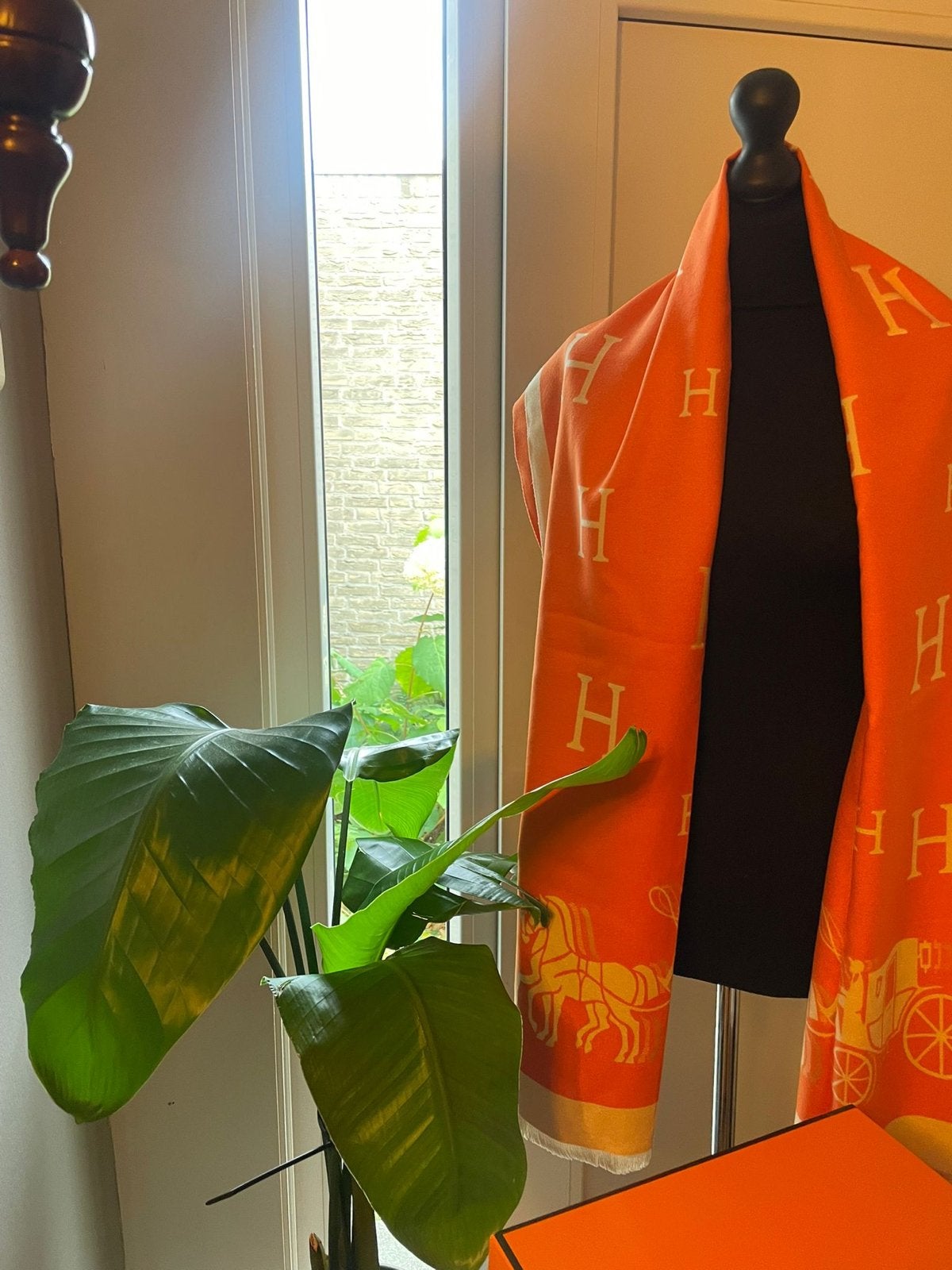 Hermès Sjaal Oranje met H-patroon en Koetsmotief, Ophalen of Verzenden, Nieuw, Maat 46/48 (XL) of groter, Sjaal