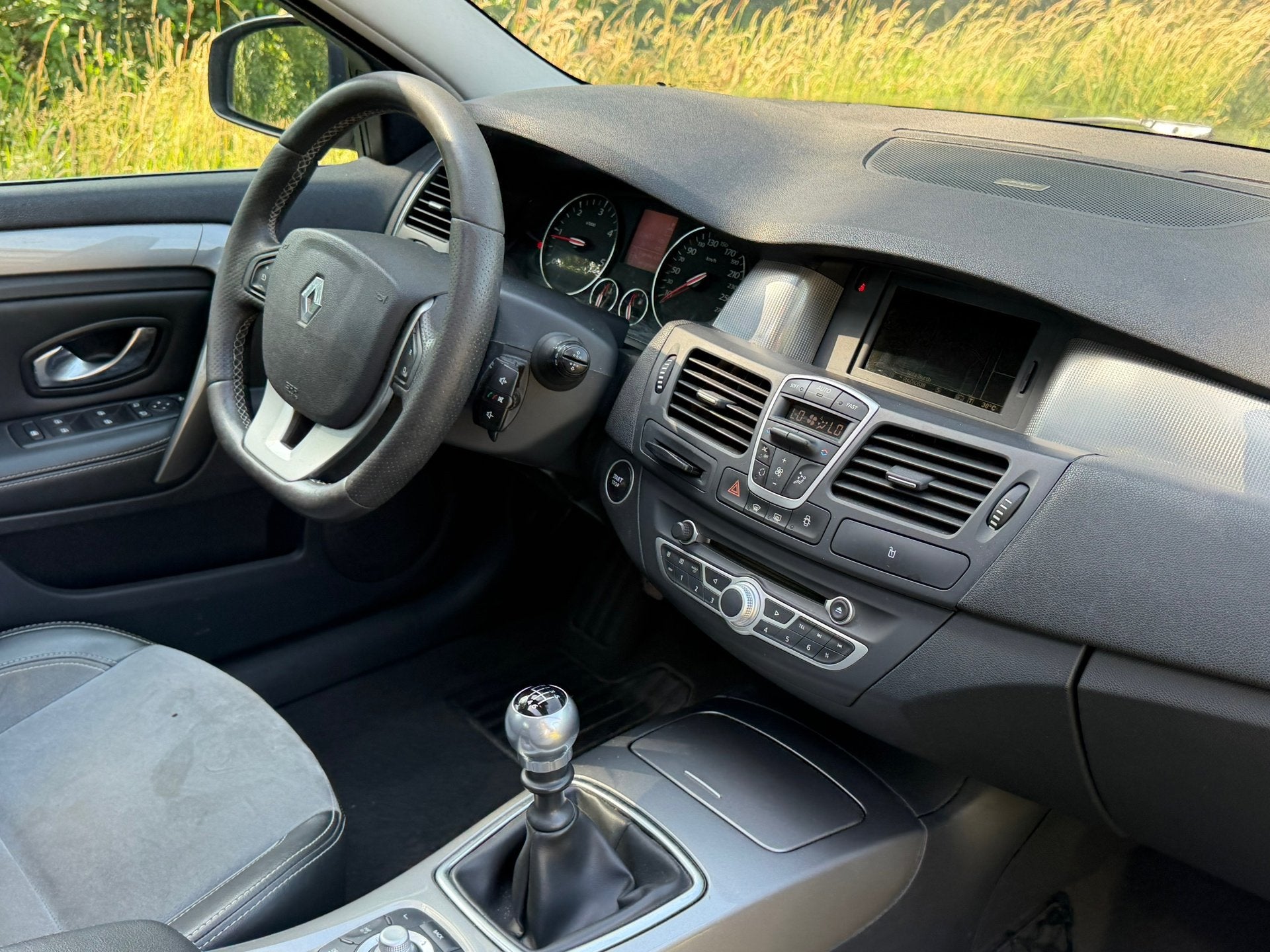 Renault Laguna 1.5 dCi Executive | Pano + Clima + Navi + Bos, Auto's, Voorwielaandrijving, Gebruikt, Zwart, 4 cilinders