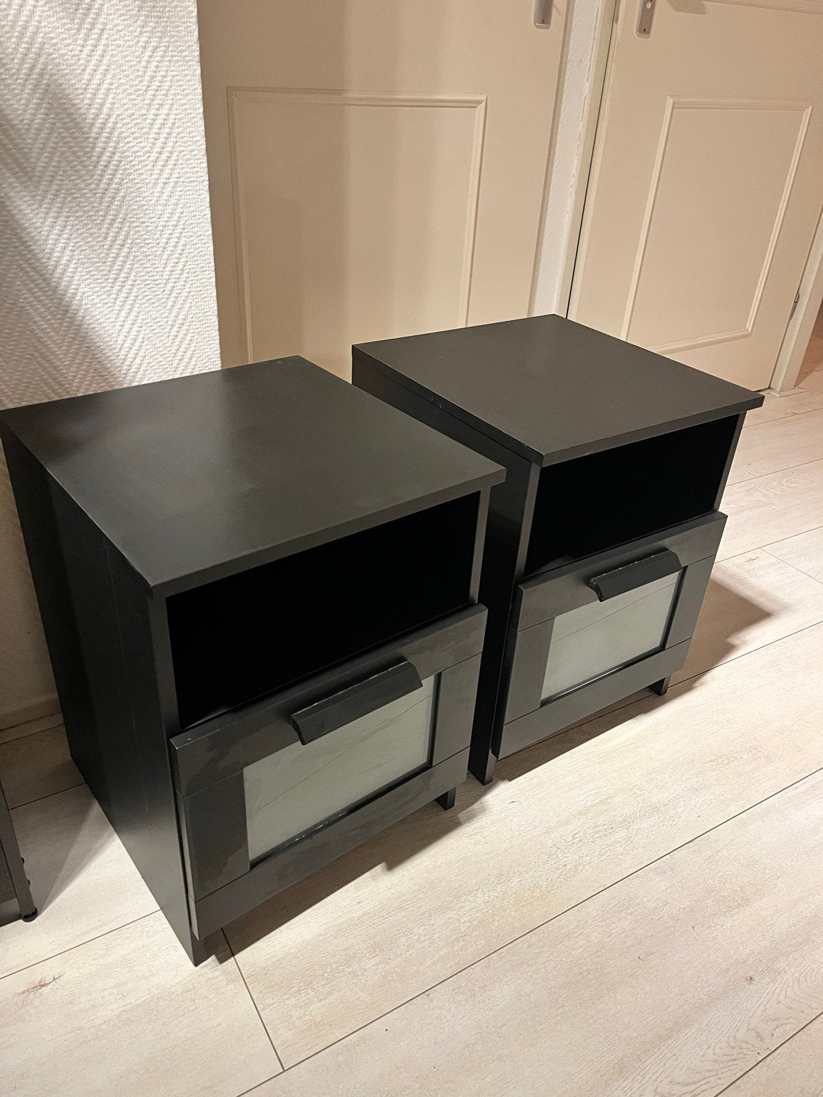 Twee zwarte IKEA nachtkastjes - Zo goed als nieuw, Ophalen, Zo goed als nieuw