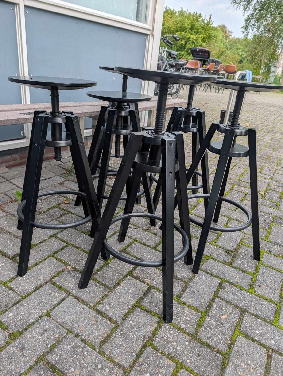 Foto 2 van Zwarte houten barkrukken, zithoogte verstelbaar