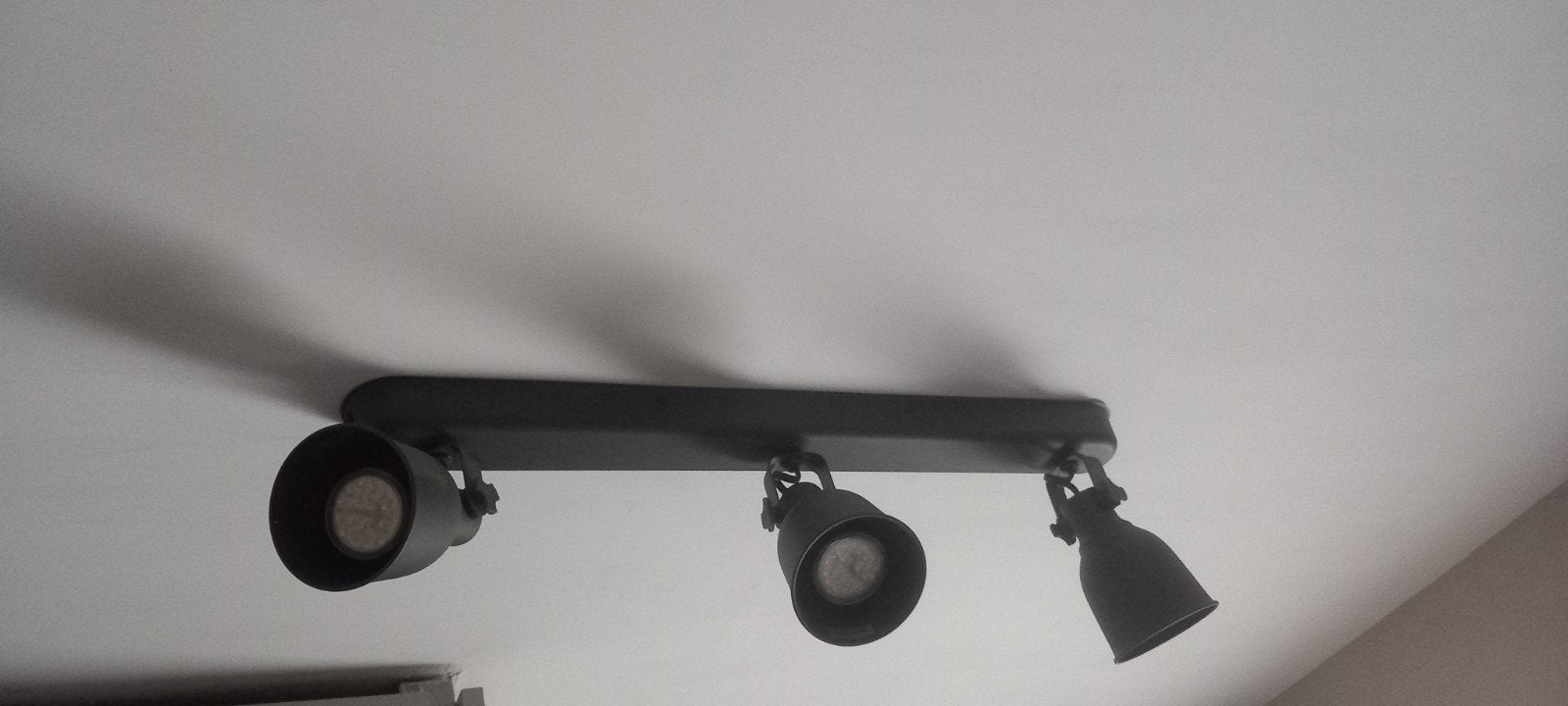 Ikea Hektar plafondlamp met 3 spots, donkergrijs. Als nieuw., Ophalen of Verzenden, Zo goed als nieuw, LED, Geschikt voor plafondmontage