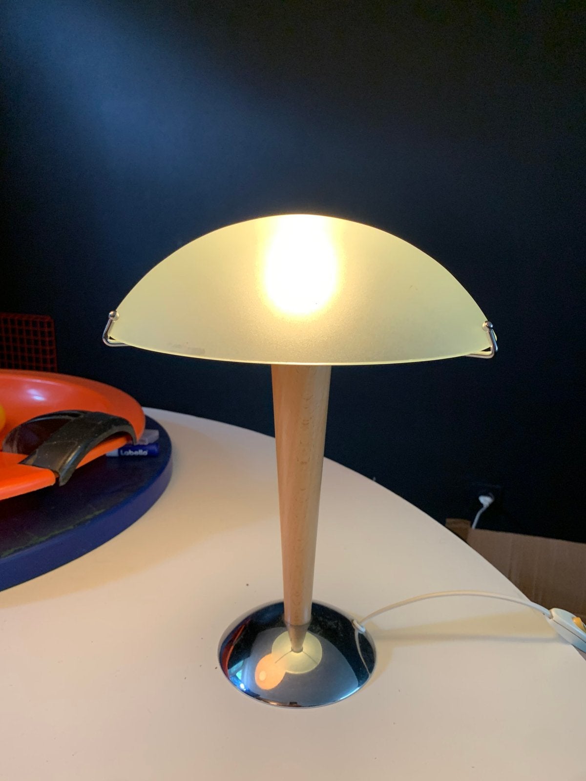 IKEA kvintol tafellamp met houten voet en glazen kap, Huis en Inrichting, Lampen | Tafellampen, Ophalen of Verzenden, Zo goed als nieuw
