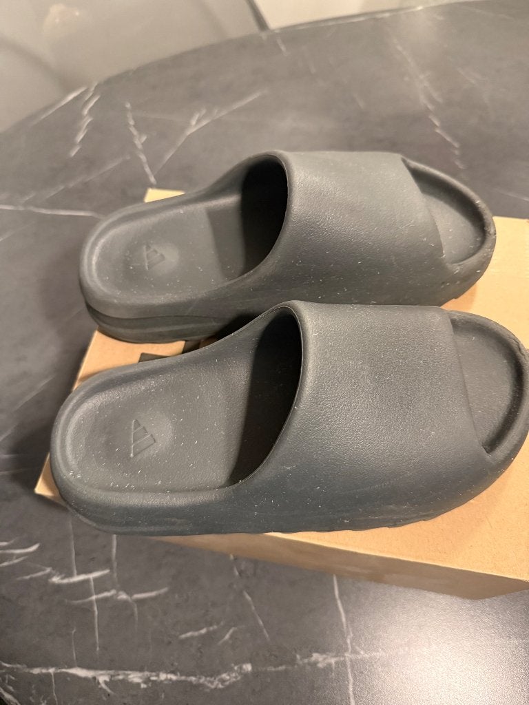 YZY slide, Kleding | Dames, Zwart, Zo goed als nieuw, Ophalen, Slippers
