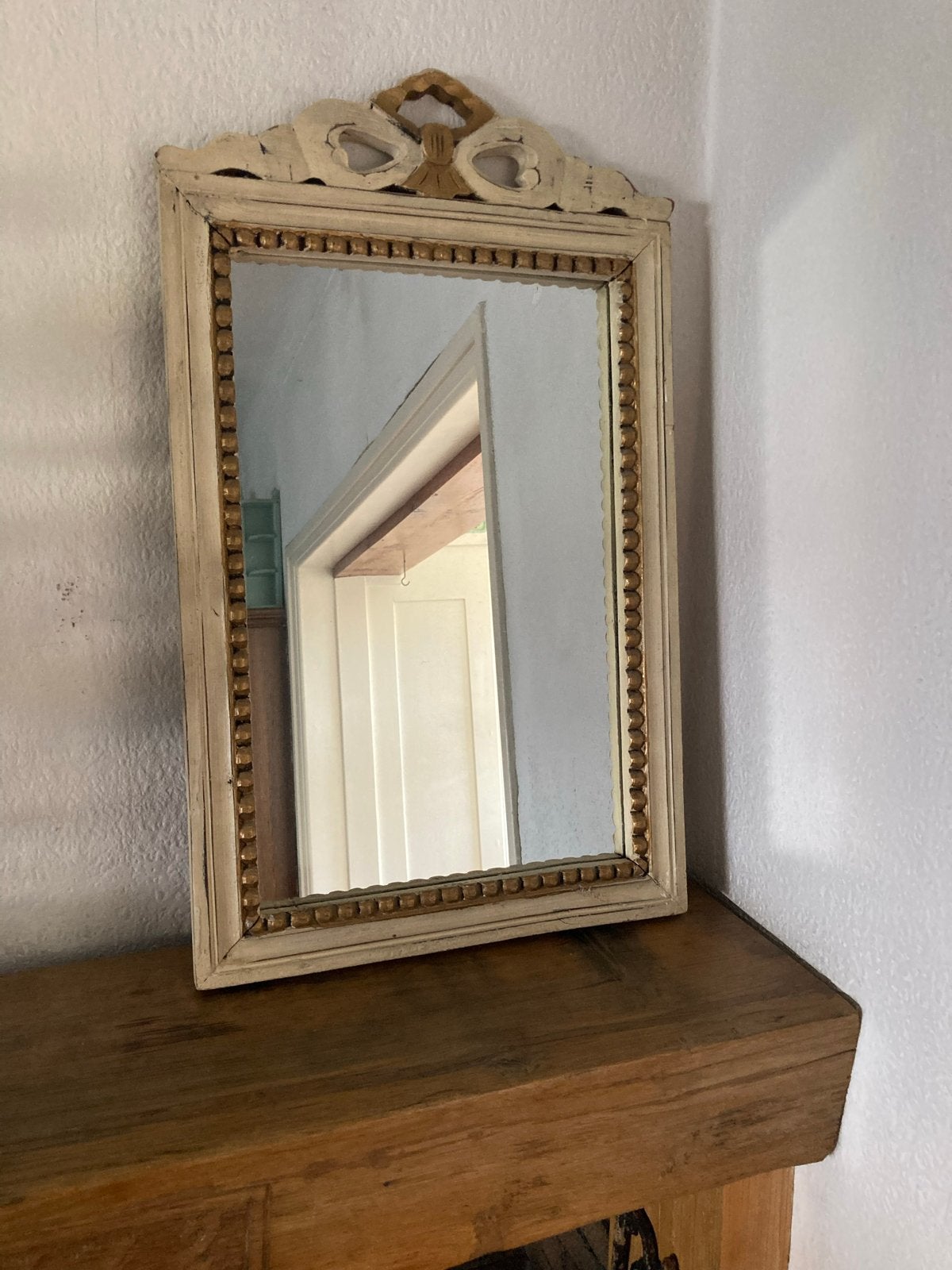 Brocante spiegel met kuif, zachtgeel en goudkleurige accente, Ophalen, Rechthoekig, Minder dan 50 cm, Minder dan 100 cm