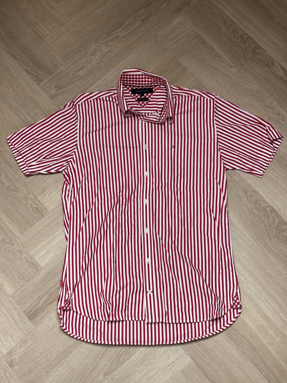 Tommy Hilfiger Overhemd - Rood/Wit Gestreept Korte Mouw, Kleding | Heren, Ophalen of Verzenden, Zo goed als nieuw, Rood, Halswijdte 38 (S) of kleiner
