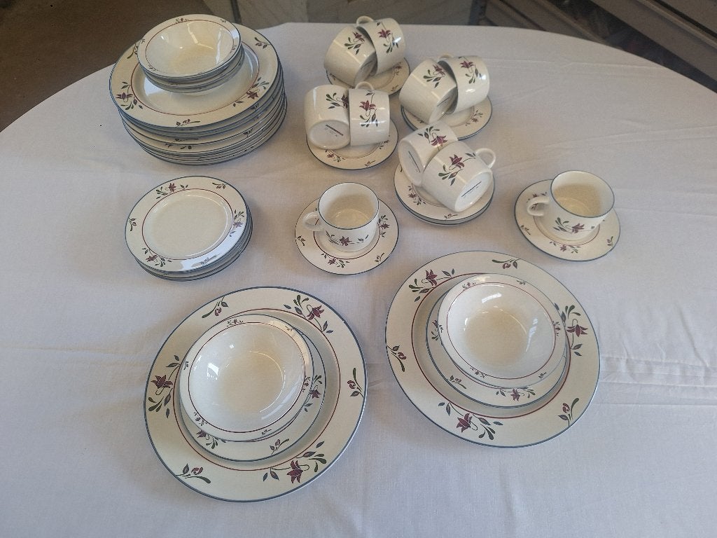 servies   wit met een bloemetje, Huis en Inrichting, Keuken | Servies, Ophalen, Overige materialen, Gebruikt, Overige stijlen